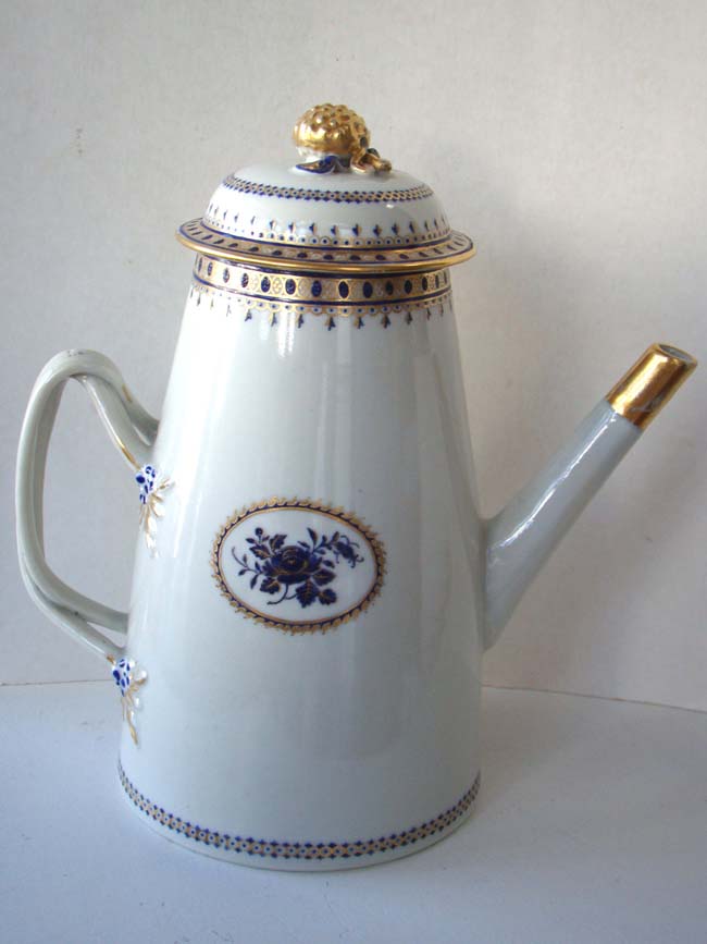 A Chinese export porcelain blue and gilt decorated lighthouse form coffee pot circa 1780 — image 3